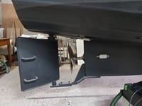 De onderkant van een donkere boot is zichtbaar met een roer, schroef, anodes en een trimvlak. — Langenberg Borndiepvlet 8.00