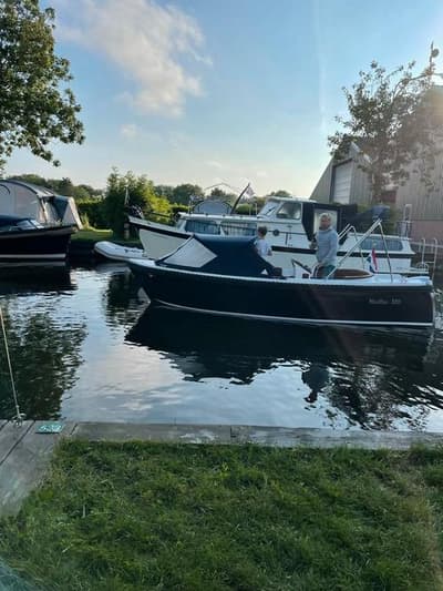 Sloep maxima 550 blauw met trailer (uit 2020, 5.3m)