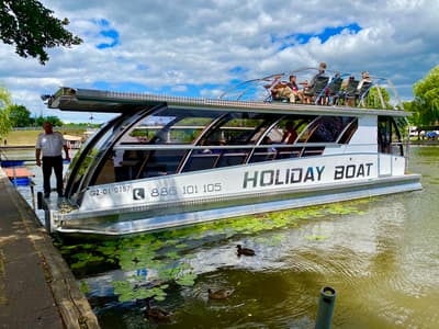 Houseboat Holiday (15m)