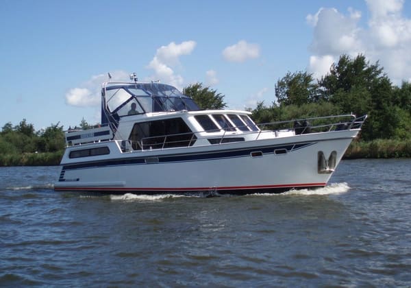 Powerline 1300 1991 – ruim stalen motorjacht met 5 hutten