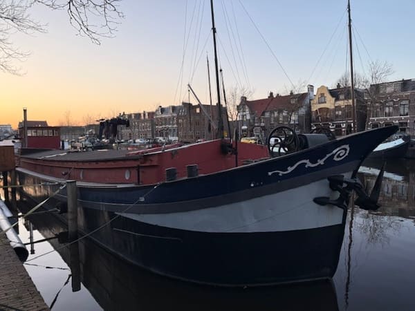 Woonschip Klipper 1910 – historisch woonschip met roef-uitzicht