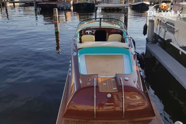 Retro Classic 8.3 2026 – GRP met mahonie afwerking