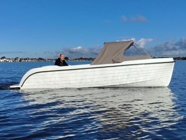 Amperaboat 630e 2021 – Elektrische sloep met 8 uur bereik