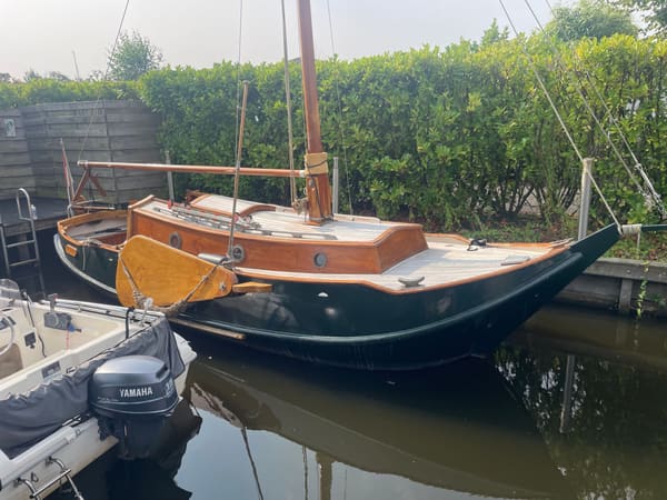 Gipon Grundel 800 1978 – stalen zeilboot met teak en glas-in-lood