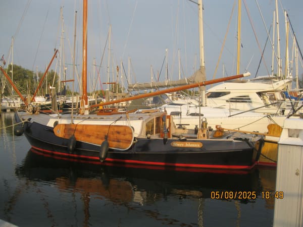 Zeeschouw Bezemer 10.38 1982 – stalen flatlander met teakdek