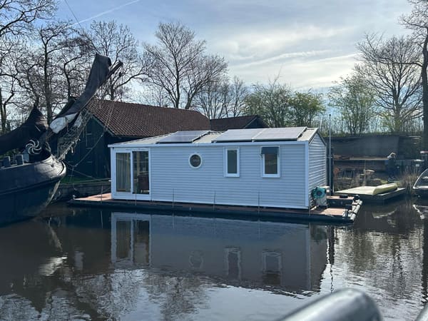 Aquahome Offshore Houseboat 2016 – elektrisch varen met spudpalen