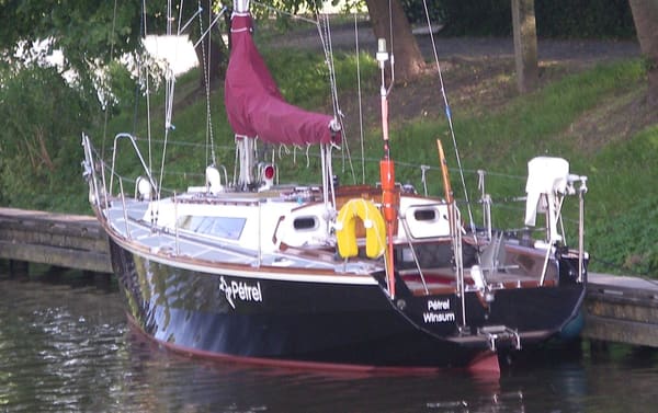 Waarschip 900+ 1986 – Houten zeiljacht met volledige stahoogte