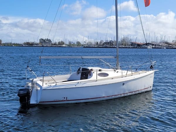 Etap 21i 2000 – Onzinkbaar compactzeilschip voor ondiepe wateren