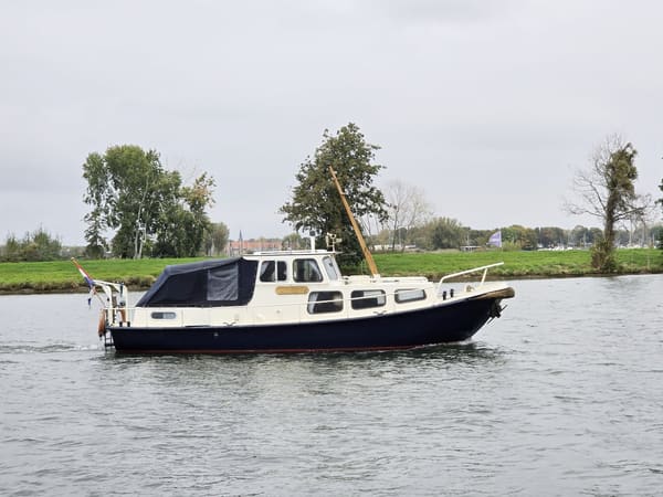 Van de werf vlet 1970 – stalen motorjacht met klassieke lijnen