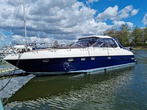 Airon Marine 425 HT 2000 – tweedeks motorjacht met 2×370 pk