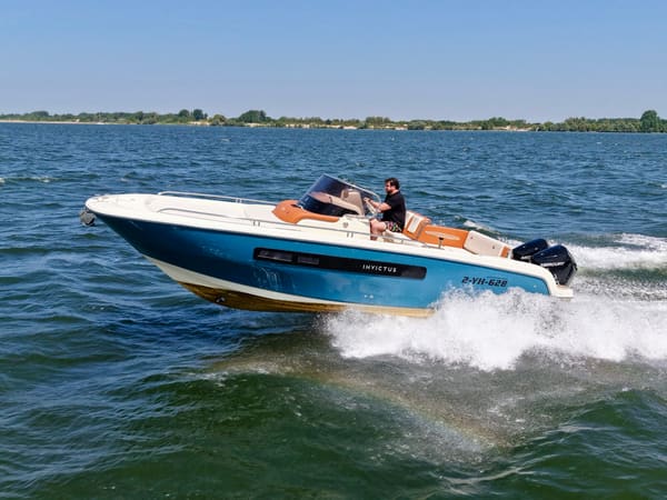 Invictus 270 CX 2020 – dubbel V6, 40 uur, Blue Whale