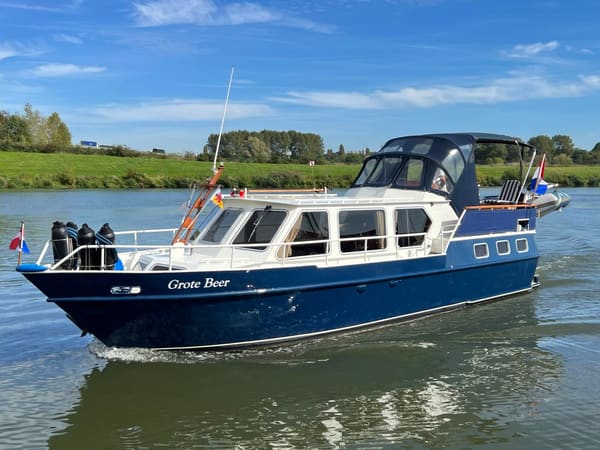 Beachcraft 11.30 AK Cabrio 1979 – Mahonie met boegschroef