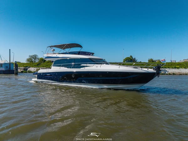 Prestige 590 Flybridge 2022 – Vierhuts flybridge met Zeus-pods