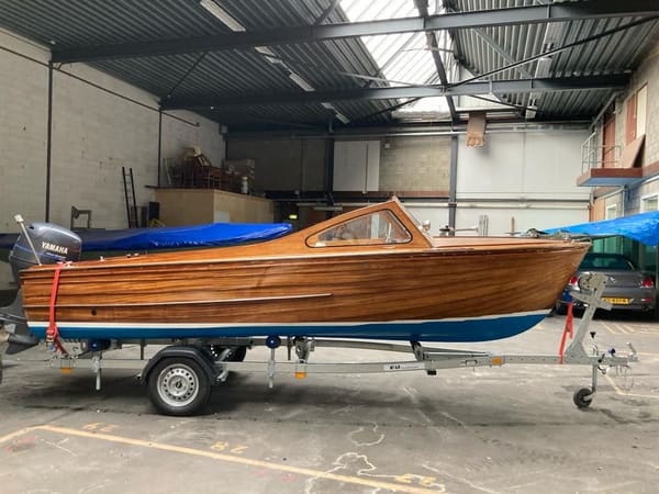 Flying Finn 5.25 1960 – Klassiek houten motorbootje met trailer