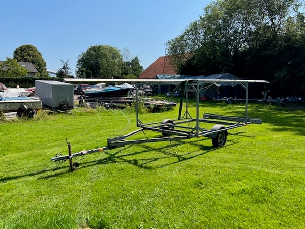 Trailer voor zeilboot of surfplanken – praktisch transportmiddel