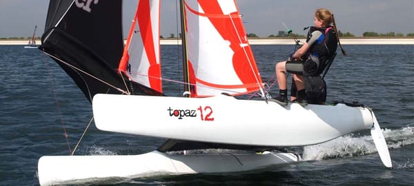 Topper Cat12 2024 – Lichte catamaran voor jonge zeilers