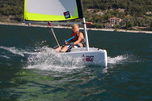 Topper Taz 2024 – actieprijs jeugdzeilboot polyethyleen