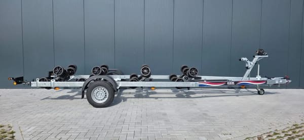 Kicktrailer KT1800 XL Multiroller LED 2026 – geremd, 32 rollers