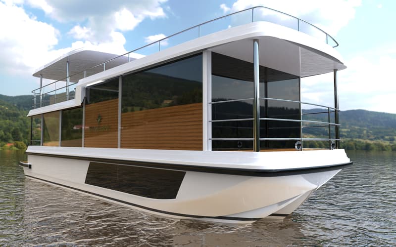 Een witte woonboot met grote ramen en houten accenten, drijvend op water met een bergachtig landschap op de achtergrond.
