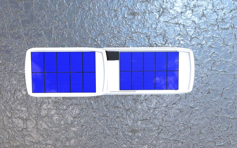 Een bovenaanzicht van een witte boot met twee grote blauwe zonnepanelen op het dak, omringd door water.