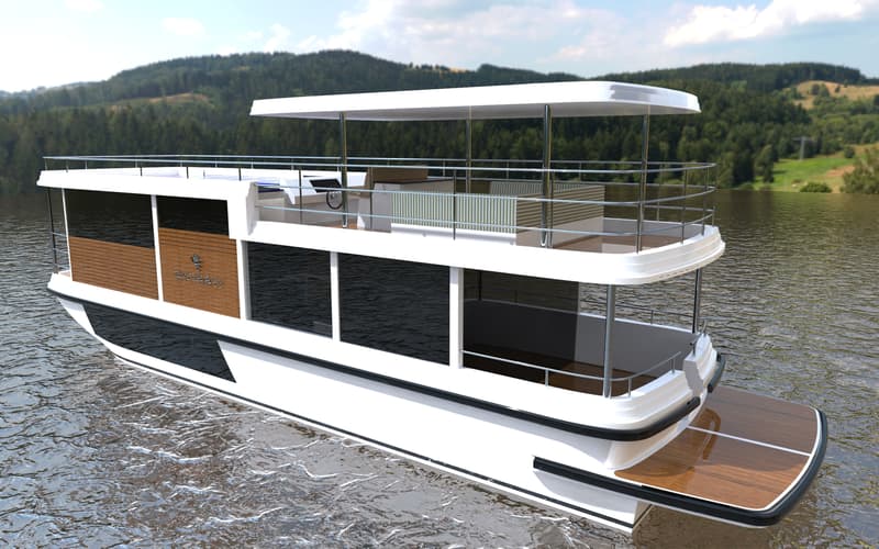 Een witte woonboot met een houten zijpaneel en de naam "GIVIRAVI" erop, drijvend op water met een beboste heuvel op de…