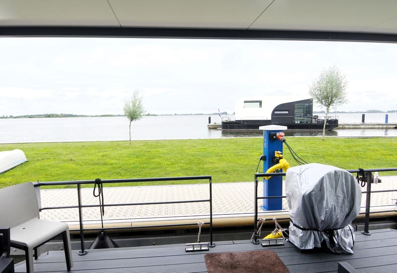 Koopligplaats Sneekermeer Met Apart Te Koop Houseboat 1460 X 500 foto 8