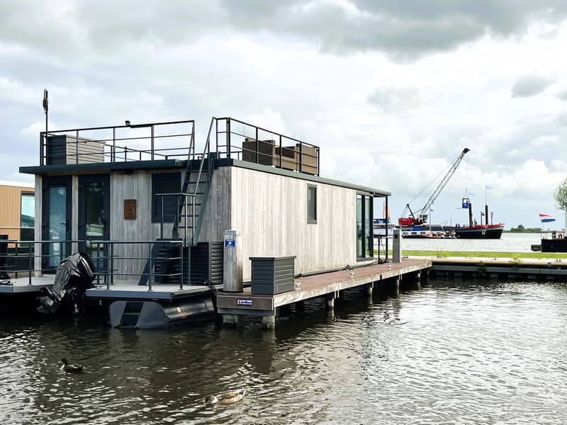 Koopligplaats Sneekermeer Met Apart Te Koop Houseboat 1460 X 500 foto 10