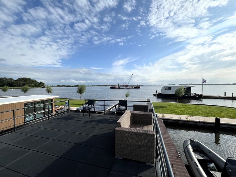 Koopligplaats Sneekermeer Met Apart Te Koop Houseboat 1460 X 500 foto 7