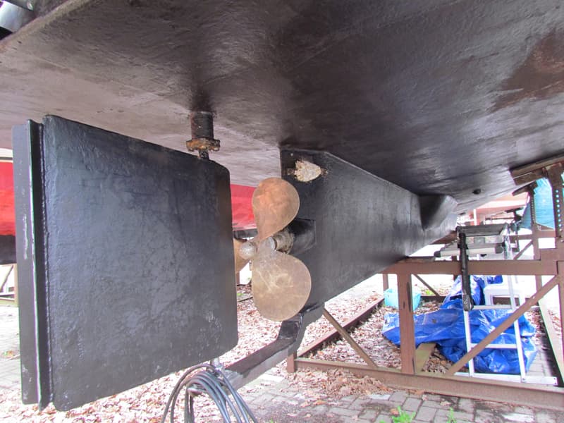 De onderkant van een boot met een roer en een driebladige schroef, staand op een bok. — Curtevenne 950 GSAK