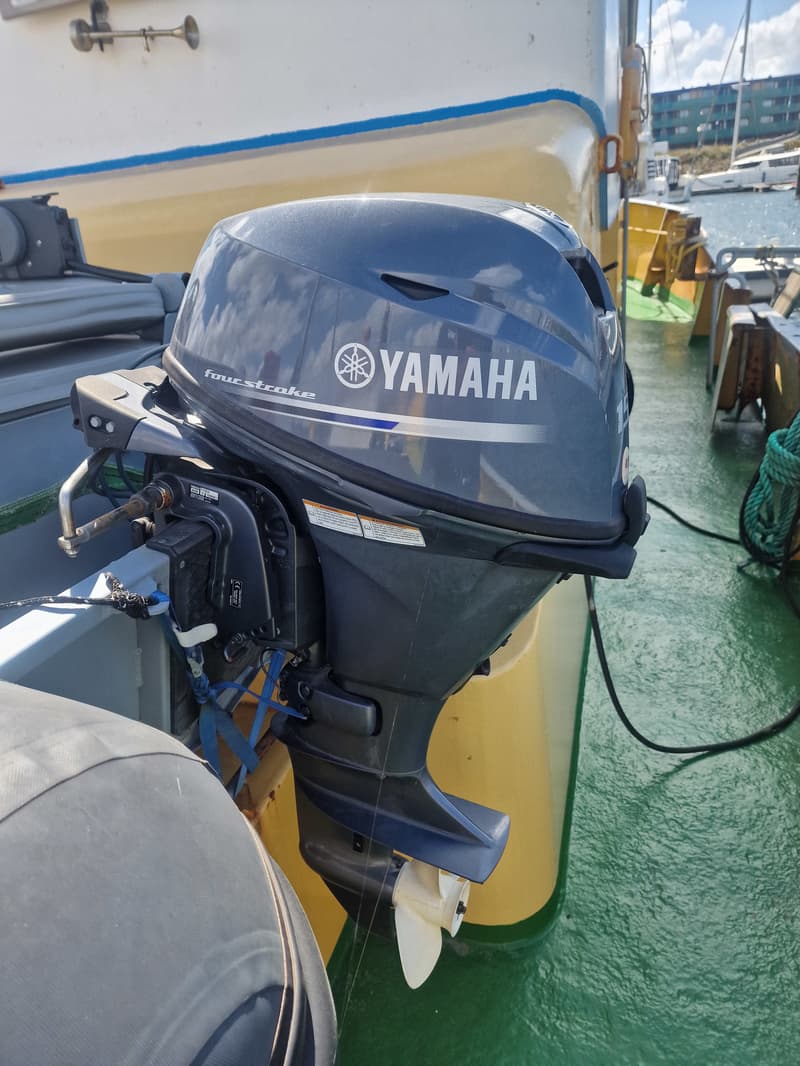 Een grijze Yamaha buitenboordmotor met een witte propeller is gemonteerd aan de achterkant van een boot.
