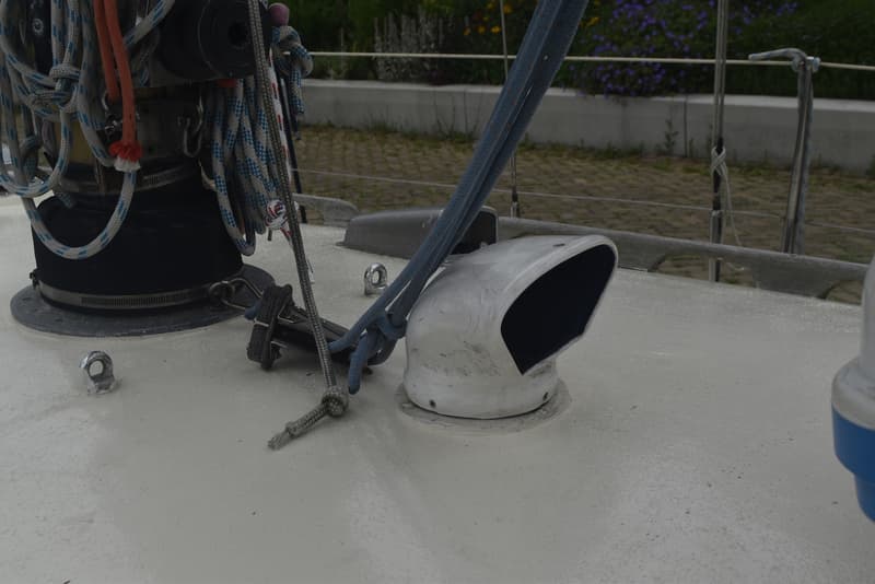 Op het dek van een boot liggen diverse touwen en is een witte ventilatiekap zichtbaar. — Frans Maas Raider 35