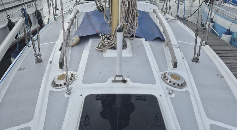 Het dek van een zeilboot met een mast, touwen, een luik en twee ventilatiekappen. — Contest 36 Ketch