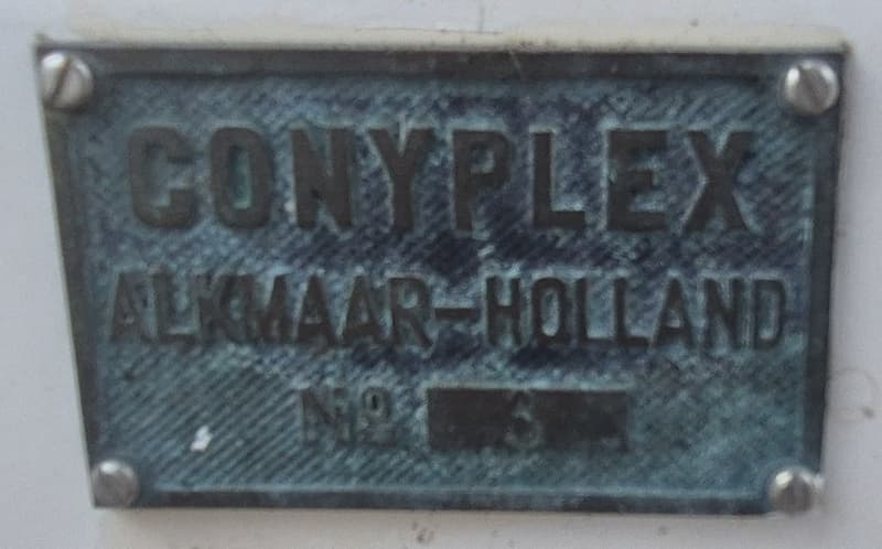 Een metalen plaatje met de tekst "CONYPLEX ALKMAAR-HOLLAND" en daaronder "No 3" is zichtbaar.