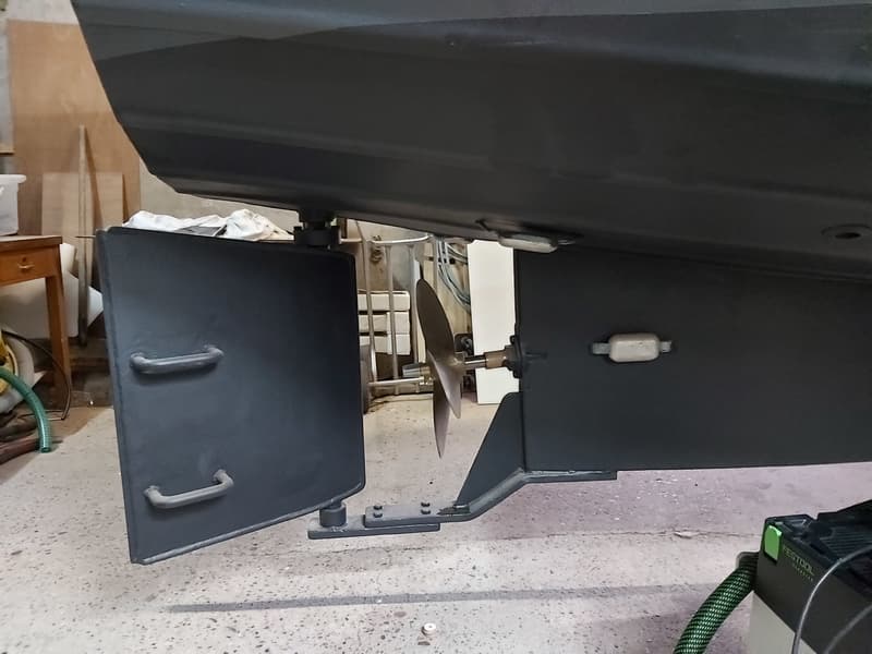 De onderkant van een donkere boot is zichtbaar met een roer, schroef, anodes en een trimvlak. — Langenberg Borndiepvlet 8.00