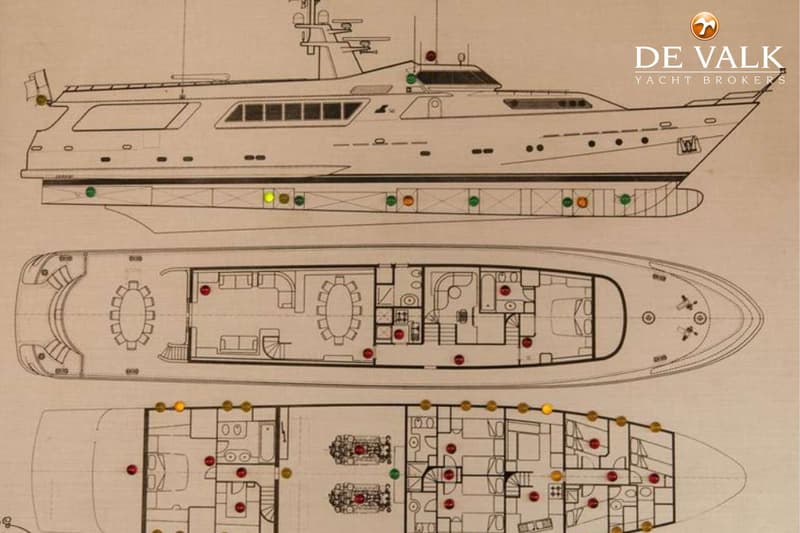 De foto toont een technische tekening van een jacht, met een zijaanzicht en twee bovenaanzichten van de dekken. — CRN 120