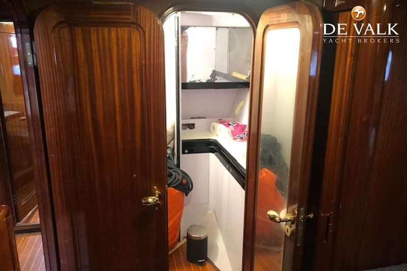 Een interieurfoto van een boot met twee openstaande houten deuren die toegang geven tot een kleine ruimte. — CCYD 75