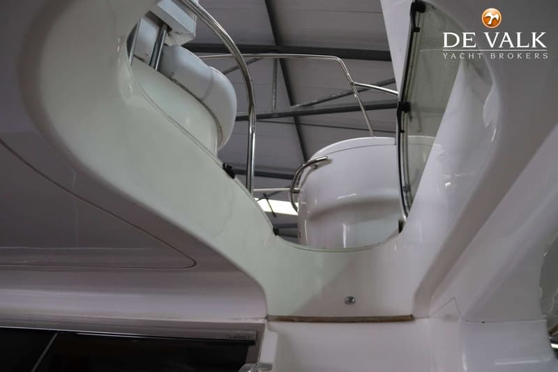 Een detailfoto van de witte opbouw van een boot met een rvs-reling en een raam. — Azimut 68 Plus