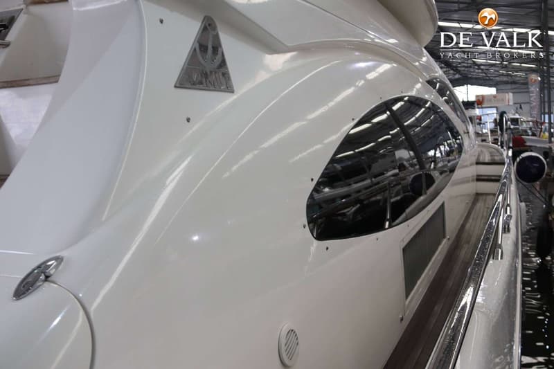 Een witte boot met een Azimut-logo, een raam en een ventilatierooster, met een houten dek en een reling. — Azimut 68 Plus