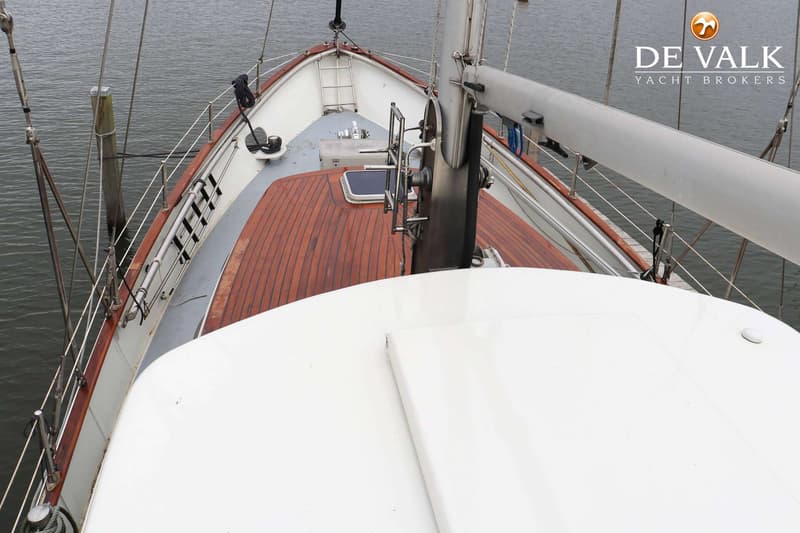 Een bovenaanzicht van het voordek van een zeilboot met een houten dek, een mast en een giek. — Bloemsma Kotter 10.50