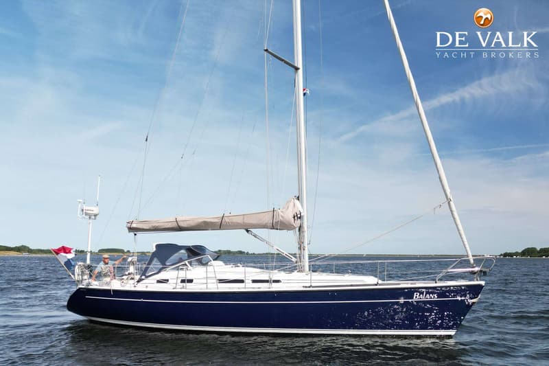 Een donkerblauwe zeilboot met de naam "Balans" vaart op open water onder een blauwe lucht. — Dehler 41 Cruising