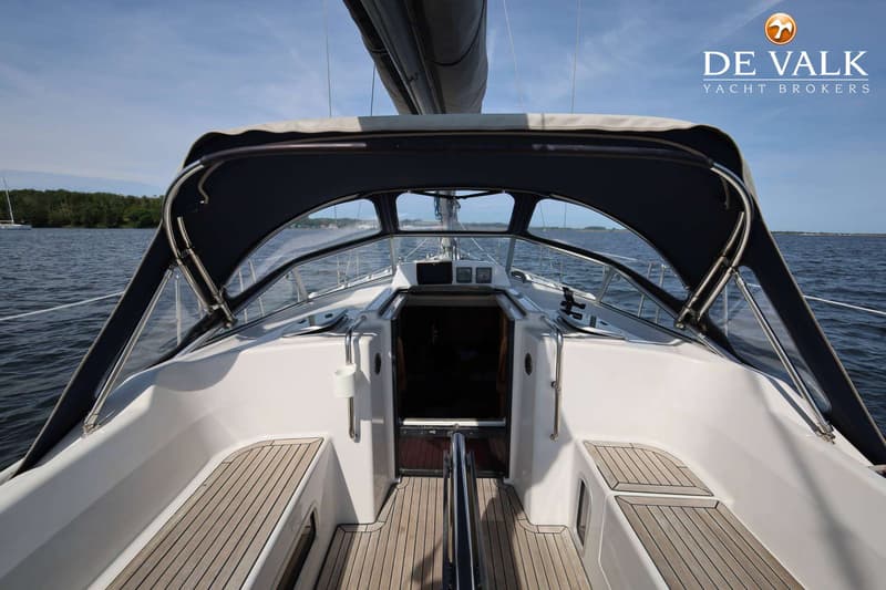 Een bovenaanzicht van het dek van een zeilboot met een donkerblauwe buiskap en een open kajuitingang. — Dehler 41 Cruising