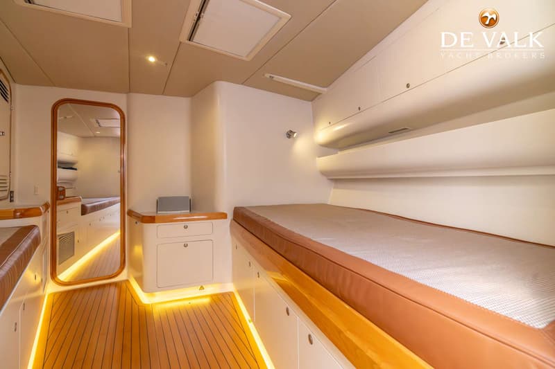 Een kajuit met een bed, houten vloer met sfeerverlichting, een spiegel en opbergkasten. — Marten Judel Vrolijk 60