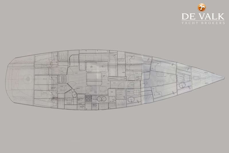 Een technische tekening van een bootinterieur, met de indeling van de kajuit, keuken en slaapvertrekken.