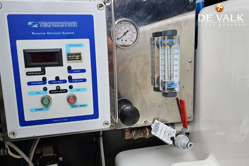 Een close-up van een TecnicoMar omgekeerde osmose systeem met bedieningspaneel, drukmeter en flowmeter.