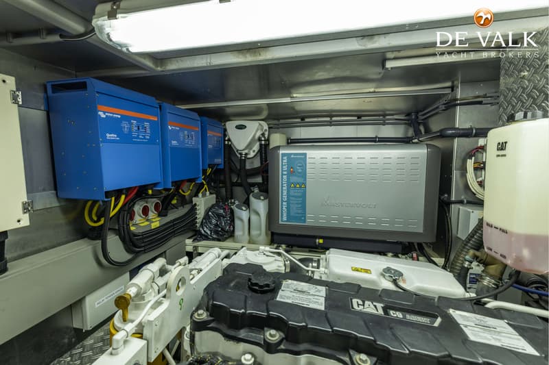 De foto toont een motorruimte met een Mastervolt Whisper Generator 8 Ultra, Victron Energy Quattro omvormers en een CAT C9…