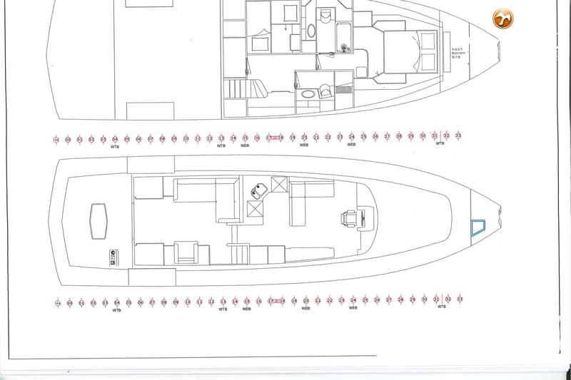 Een technische tekening van de indeling van een boot met twee dekken, inclusief genummerde markeringen en tekst.