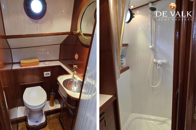 De foto toont een badkamer in een boot met een toilet, wastafel en een aparte douchecabine. — Luxe motor 1900