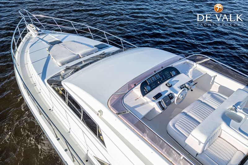 Een witte motorboot met een stuurstand, witte stoelen en een zonnedek, gezien vanaf bovenaan. — Neptunus 156