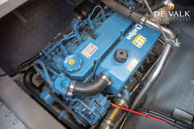 Een blauwe scheepsmotor met de tekst "allpa" en "Solé Diesel" is zichtbaar.