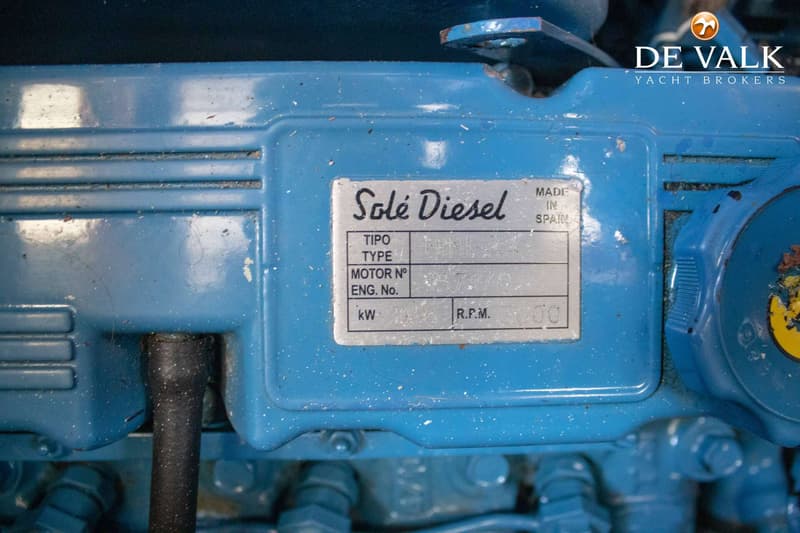 Een close-up van een blauwe Solé Diesel motor met een typeplaatje waarop "MADE IN SPAIN" staat.